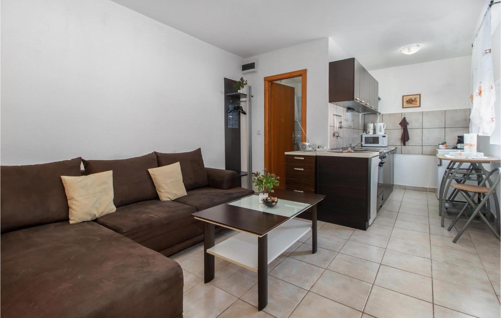 Nice Apartment In Smrika With Kitchen 外观 照片